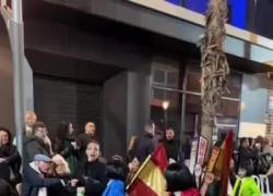 Spagna, sfilata Carnevale LGBT con bambini drag queen gender fluid in giarrettiera, denunciati gli organizzatori per corruzione di minori - VIDEO 