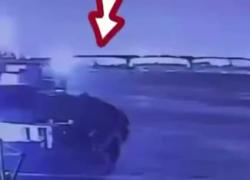 Cina, nave cargo si schianta contro ponte di Guangzhou: crollo con 5 auto precipitate in acqua; 2 morti, arrestato armatore - VIDEO