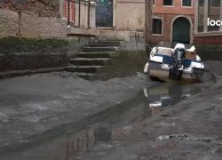 Venezia, bassa marea e canali senz'acqua, barche spiaggiate e disagi per le gondole - VIDEO