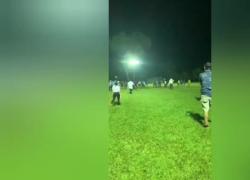 Honduras, l'arbitro spara durante la partita per difendersi dalla folla. Il VIDEO
