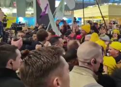 Protesta agricoltori in Francia, scontri tra contadini e polizia al Salone dell'Agricoltura di Parigi; Macron costretto alla fuga - VIDEO