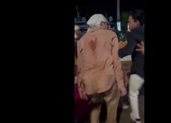 Bad Bunny lancia il cellulare di una fan nell&rsquo;acqua: VIDEO. Lei &egrave; scioccata