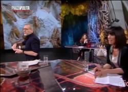 Piazza Pulita, Formigli mangia cracker con la farina di grillo. Il web: "Ricorda cosa successe quando mangiò un involtino primavera?" - VIDEO