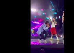 Tananai cade sul palco di Battiti Live e si fa male alla caviglia: il VIDEO