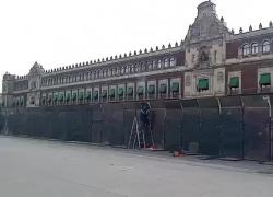 Messico, erette barricate davanti Palazzo Presidenziale in vista di proteste contro governo e "inerzia di Sheinbaum verso narcotrafficanti" - VIDEO