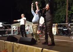 Vamos a la playa, i Righeira sul palco insieme ai fratelli La Bionda - VIDEO