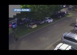 Firenze, 41enne con dobermann minaccia donna per rubarle Fiat Panda in un parcheggio: “Se non scendi finisce male” - VIDEO