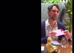 Aumento luce e gas, il romantico e divertentissimo regalo di San Valentino: VIDEO