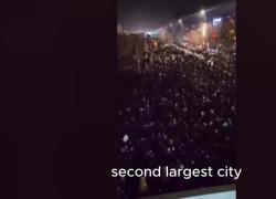 Iran, Trump aizza la folla e pubblica post di disinformazione: "Mashhad sotto controllo di manifestanti", poi minaccia: "Colpiremo duro" - VIDEO