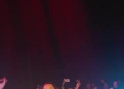 Katy Perry lancia fette di pizza in un locale a Las Vegas. Il web impazzisce - VIDEO