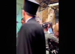 Gerusalemme, polizia israeliana picchia cristiani mentre entrano nella Chiesa del Santo Sepolcro: diversi feriti fra i presenti - VIDEO