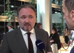 Ue si schiera ancora contro Putin, dal 2028 stop a importazione gel russo, Dan Jørgensen: “Non saremo più ricattati da Mosca” – VIDEO