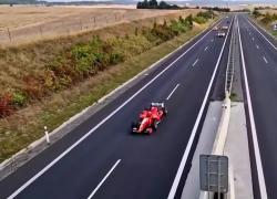 Repubblica Ceca, arrestato 51enne alla guida per 6 anni di una finta Ferrari F1 in autostrada, il veicolo era una Dallara GP2/08 – VIDEO