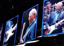 Milano, Eric Clapton suona con la chitarra con i colori della Palestina in sostegno a Gaza durante concerto al Forum di Assago – VIDEO