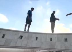Gaza, giovani palestinesi fanno parkour tra le rovine degli edifici distrutti dalle bombe di Israele - VIDEO
