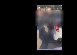 Donna "nuda piegata a 90 in autostrada tira fuori il retto dall'ano a ripetizione", passanti scioccati ma indifferenti - VIDEO