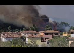 Sardegna, grosso incendio anche a Orosei, evacuati un resort e diverse case a causa delle alte fiamme e dei fumi, chiuse tre spiagge a Dorgali - VIDEO