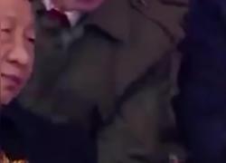 Parata per il Giorno della Vittoria a Mosca, Putin e Xi salgono insieme sul palco d’onore e chiacchierano - VIDEO