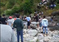 Bus precipitato in un burrone in India, catena umana di volontari per salvare i passeggeri, 38 morti - VIDEO