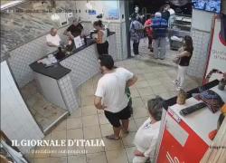 Napoli, rapina a mano armata in una pizzeria di Pianura: "E' il far west"