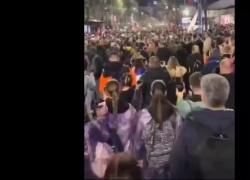 Proteste a Belgrado contro Vucić, manifestanti: "Cannone sonico illegale per disperdere la folla", ma le autorità serbe smentiscono - VIDEO