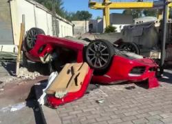 Tivoli, 3 ragazzi rom rubano Porsche Cayman 718 e si schiantano contro cancello di una ditta, morto un 18enne, feriti gli altri 2 – VIDEO
