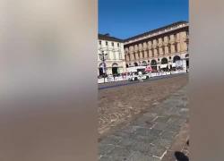 Incidente al Salone dell'auto di Torino, Lancia Delta da rally fuori controllo finisce sulla folla, 15 feriti in piazza San Carlo, ipotesi “manovra sbagliata”