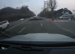 Seul, voragine profonda 20 metri si apre in strada, morto sul colpo un motociclista di 30 anni, ferito un automobilista - VIDEO
