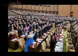 Nord Corea, il VIDEO della standing ovation per Kim Jong-Un in Parlamento dopo sua rielezione a leader del Partito dei Lavoratori