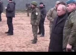 Russia, Putin in visita in un centro di addestramento dell'esercito russo: imbraccia il fucile e si esercita - VIDEO