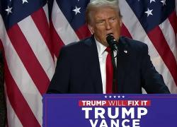 Trump balla Ymca dei Village People al comizio dopo la vittoria, Vance bacia la moglie sulla bocca - VIDEO