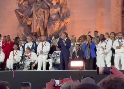 Macron, "chi non salta non è francese", il presidente esulta sul coro di fianco ad atleti in carrozzina alla chiusura delle paralimpiadi – VIDEO