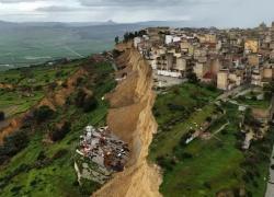 Frana a Niscemi, inagibili 2 vie di accesso su 4 e 1.500 sfollati, sindaco Conti: "Ora il canyon &egrave; alto 50 metri" - VIDEO