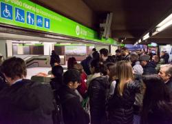 Metro verde Milano bloccata per malore improvviso di un passeggero di 60 anni, sospesa per 60 minuti la tratta Stazione Centrale - Garibaldi - VIDEO