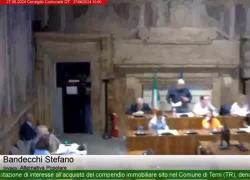 Terni, Bandecchi abbaia al question time contro i consiglieri di FdI per le loro critiche e lascia l'aula - VIDEO