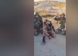 Aleppo, "militari dell'Isis sparano contro soldati siriani prigionieri disarmati e seduti per terra uccidendoli a sangue freddo" - VIDEO CHOC