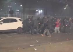 Torino, poliziotto 29enne Calista aggredito e picchiato a calci, pugni e martellate al corteo pro Askatasuna - il VIDEO del pestaggio
