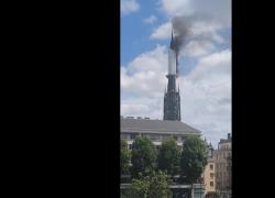 Francia, incendio a una guglia della cattedrale di Rouen, rogo divampato durante lavori di ristrutturazione - VIDEO
