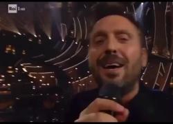 Sanremo 2022, cameraman cade mentre canta Cesare Cremonini: VIDEO