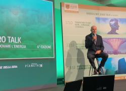 Descalzi (Eni): "Le parole sono più avanti delle azioni, la realtà energetica globale è ancora dominata dai combustibili fossili"