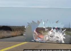 Tesla si schianta contro un muro in un test, l'autopilot della vettura ingannato da un muro alla "Willy il Coyote" - VIDEO