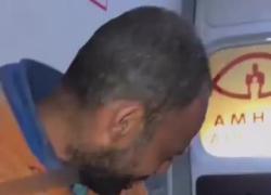 Gaza, bambino morto in un bombardamento israeliano in braccio al padre in lacrime, che lo accarezza: "Non sei una perdita per Dio" - VIDEO