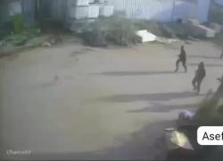 Cisgiordania, il VIDEO CHOC del 70enne palestinese picchiato a Deir Sharaf da coloni israeliani con calci in faccia e bastonate