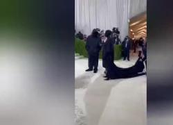 Met gala 2021: tema e outfit. Kim Kardashian sorprende con un outfit misterioso. VIDEO