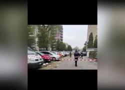 Milano, 62enne accoltellata al viso dall'ex marito in strada nel quartiere Bruzzano, l'uomo fuggito in scooter - VIDEO