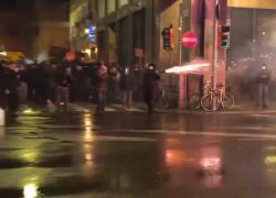 Virtus Bologna-Maccabi Tel Aviv, scontri tra 5mila manifestanti pro-Pal in protesta e Polizia, agenti intervenuti con idranti e lacrimogeni - VIDEO