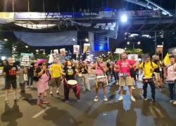 Il GdI a Tel Aviv, la cerimonia del 7 ottobre di fronte a ministero della difesa, presenti familiari delle vittime e ostaggi con foto - VIDEO