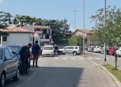 Nuoro, sparatoria in via Brigata Sassari: ferito un agente. Auto forza un posto di blocco e spara, è caccia all'uomo - VIDEO