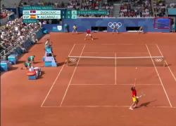 Olimpiadi Parigi 2024, Djokovic vince l'oro olimpico contro Alcaraz (argento) 7-6 7-6 e scoppia in lacrime - VIDEO