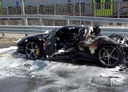 Mestre, Ferrari 296 GTS ibrida da 320mila euro a fuoco, conducente salvo per miracolo, auto distrutta - VIDEO